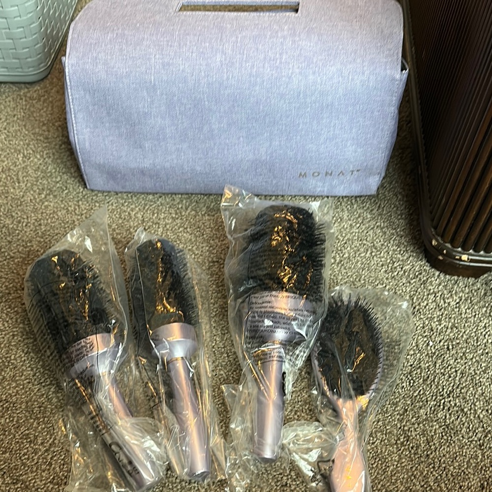 Monat Hair Brush Set with Case